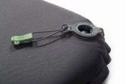 Exped SIM Comfort 5 M Zelfopblazende Slaapmat 4 Exped SIM Comfort 5 M Zelfopblazende Slaapmat -Buiten Kamperen Winkel 1267 1900 6183 sim comfort valve in close 5472x3648 1