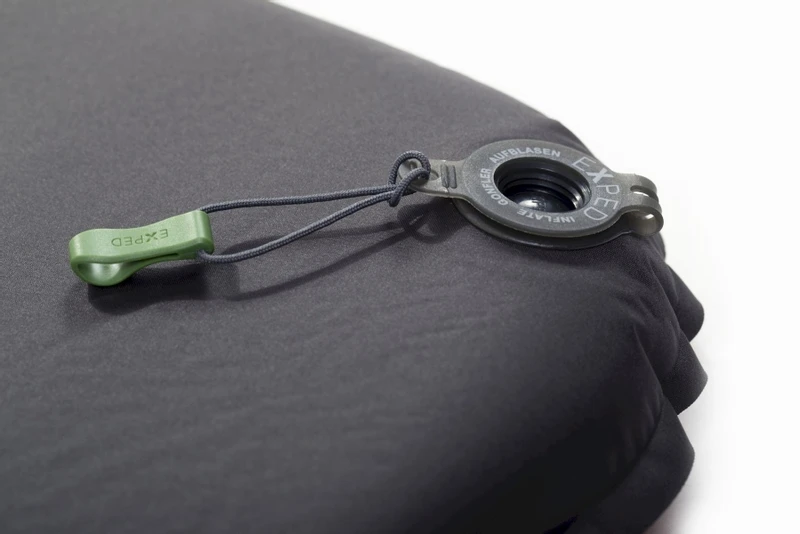 Exped SIM Comfort 5 M zelfopblazende slaapmat Exped SIM Comfort 5 M Zelfopblazende Slaapmat -Buiten Kamperen Winkel 1267 1900 6183 sim comfort valve in close 5472x3648 1