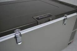 Engel MD60F Compressor Koelbox - 60 Liter -Buiten Kamperen Winkel 1900 2849 md60f verschluss detail