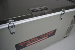 Engel MD60F-C Dual-zone Compressor Koelbox - 57 Liter 6 Engel MD60F-C Dual-zone Compressor Koelbox - 57 Liter -Buiten Kamperen Winkel 1900 2849 md60fc verschluss detail