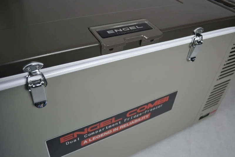 Engel MD60F-C dual-zone compressor koelbox - 57 liter Engel MD60F-C Dual-zone Compressor Koelbox - 57 Liter -Buiten Kamperen Winkel 1900 2849 md60fc verschluss detail