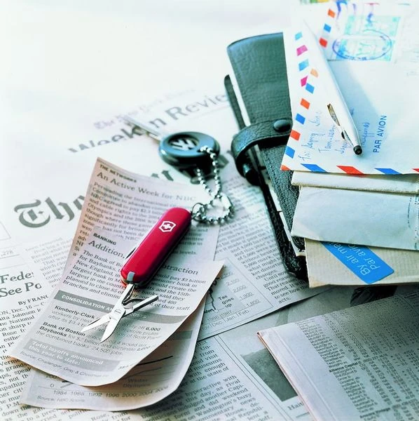 Victorinox Classic SD zakmes - Rood Victorinox Classic SD Zakmes - Rood -Buiten Kamperen Winkel 7611160011800 victorinox classic sd rood sfeer resultaat