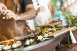 OFYR Island Corten 85 Teak Wood 5 OFYR Island Corten 85 Teak Wood -Buiten Kamperen Winkel 800 1200 ofyr locatie shoot2295