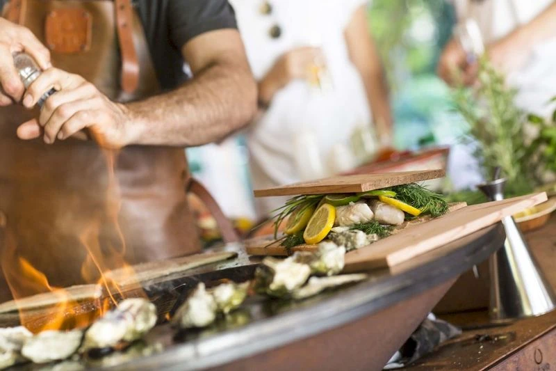 OFYR Island Corten 85 Teak Wood OFYR Island Corten 85 Teak Wood -Buiten Kamperen Winkel 800 1200 ofyr locatie shoot2295