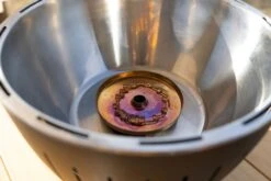 LotusGrill XL Hybrid Houtskoolbarbecue - Rood -Buiten Kamperen Winkel lotusgrill binnenkant pitje 3