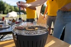 LotusGrill XL Hybrid Houtskoolbarbecue - Rood -Buiten Kamperen Winkel lotusgrill in gebruik hamburger 3