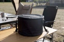 LotusGrill XL Hybrid Houtskoolbarbecue - Rood -Buiten Kamperen Winkel lotusgrill in hoes